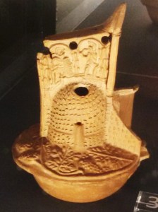 lucerna a forma di elmo di gladiatore