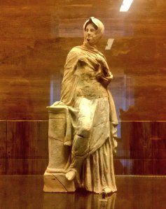 Assisterò agli eventi come questa Tanagrina, statuetta femminile in terracotta da Paestum