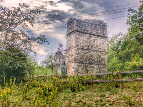 La Torre di Melagrana, nel bosco di Sofignano, ai piedi della Calvana