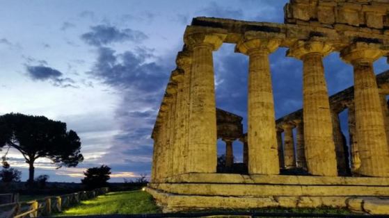 Paestum, il tempio di Cerere all'imbrunire