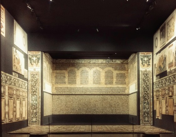 L'aula decorata in opus sectile della domus di Porta Marina ricostruita al Museo Nazionale dell'Alto Medioevo