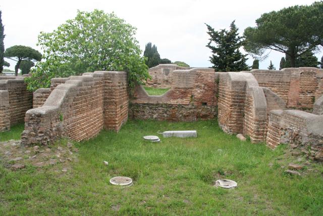 Questa è l'aula un tempo decorata in opus sectile come si presenta oggi: difficile immaginare lo splendore che aveva un tempo... Cresits: http://www.ostia-antica.org/regio3/7/7-8.htm