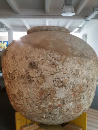 Una cicatrice in metallo su un dolio del carico della nave di diano marina